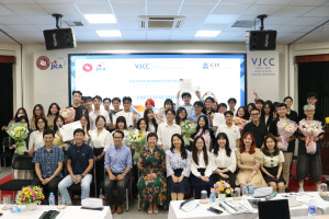 SINH VIÊN NĂM THỨ 2 CHUYÊN NGÀNH KINH DOANH SỐ TRANH TÀI Ở CUỘC THI DỰ ÁN KINH DOANH SỐ (DBIZ 1) NĂM 2025 
